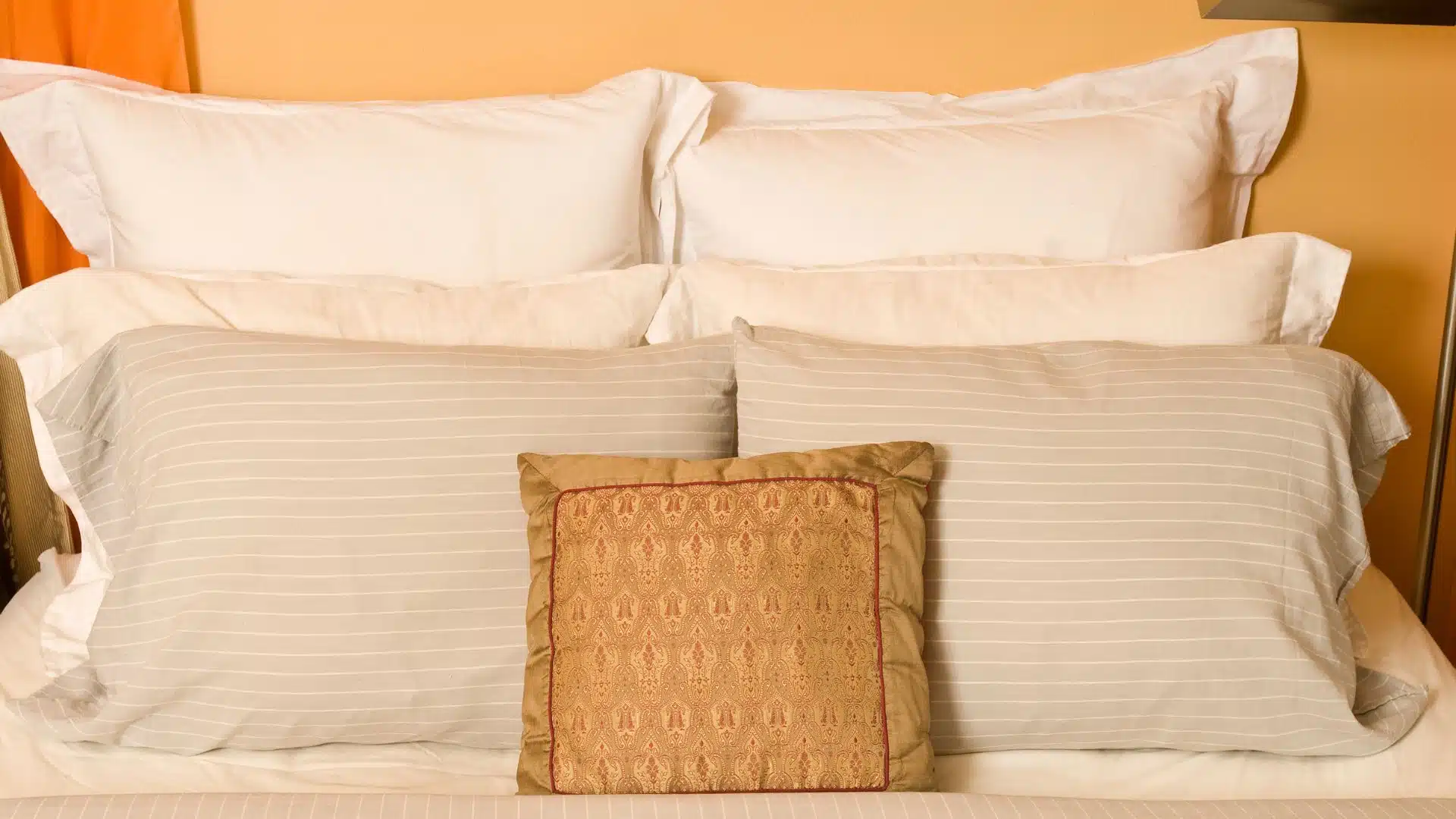 How to Arrange Pillows on a Bed